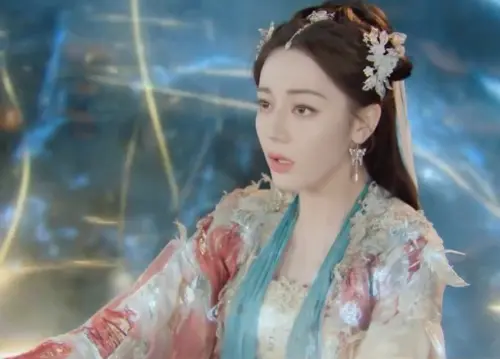 ▲迪麗熱巴在《白日提燈》的戲服是由手工打造、設計精美，相當搶眼。（圖／摘自Disney+）