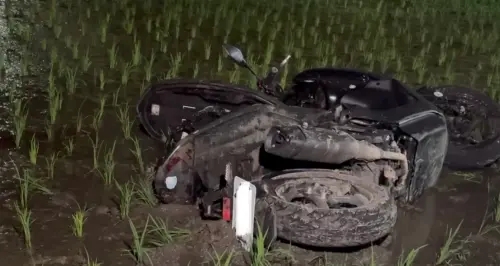 ▲台中市龍井區兩名男騎士路口猛烈對撞，一名18歲騎士連人帶車摔入農田，意識清醒受輕傷。（圖／讀者提供）