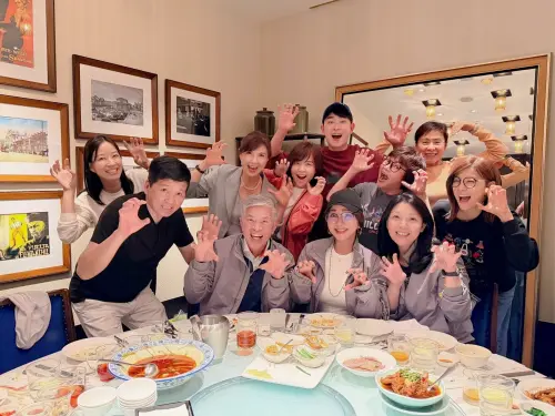 ▲陳美鳳（前排右2）分享與多位友人的聚餐合照。（圖／陳美鳳 MeiFen﻿ FB）