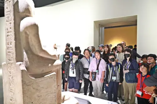 ▲ 全球人壽董事長林文惠（右五）帶領家扶基金會扶助家庭與兒少，一同前往奇美博物館參觀《埃及之王：法老》特展，透過專業導覽開啟跨越時空的歷史文化之旅。（圖／全球人壽提供）