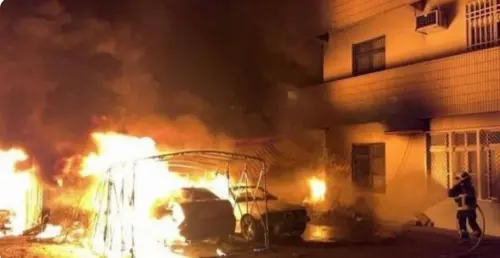 台中東勢倉庫火警畫面曝光！12車輛成焦黑廢鐵、人員逃出