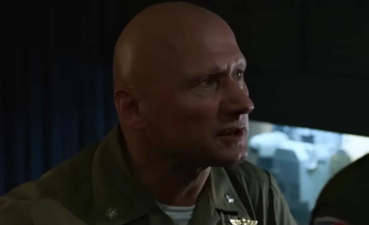 ▲好萊塢男星詹姆斯托根靠著電影《回到未來》、《捍衛戰士》走紅，光頭成為他的標誌性造型，如今不幸過世，享耆壽94歲。（圖／捍衛戰士IMDb）