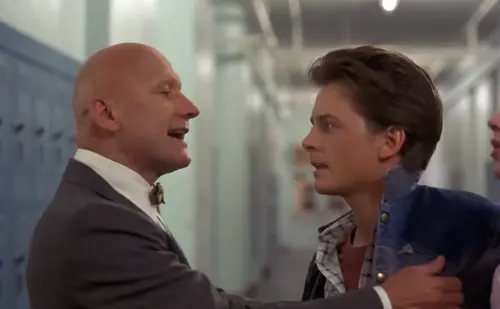 ▲詹姆斯惡毒、嚴厲的螢幕形象深植人心，但他私下其實是個性和藹的老人。（圖／回到未來IMDb）