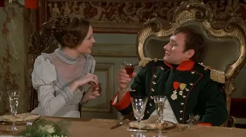 ▲ 詹姆斯托根（右）在《愛與死》與黛安基頓（左）有趣味對手戲。（圖／摘自IMDb)