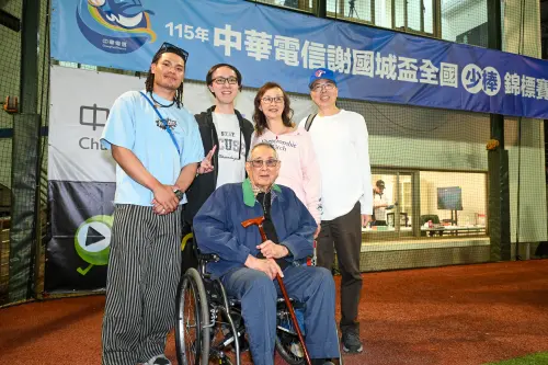 ▲張育成（左）到場觀戰並出席謝國城盃閉幕儀式。（圖／台灣世界少棒聯盟提供）