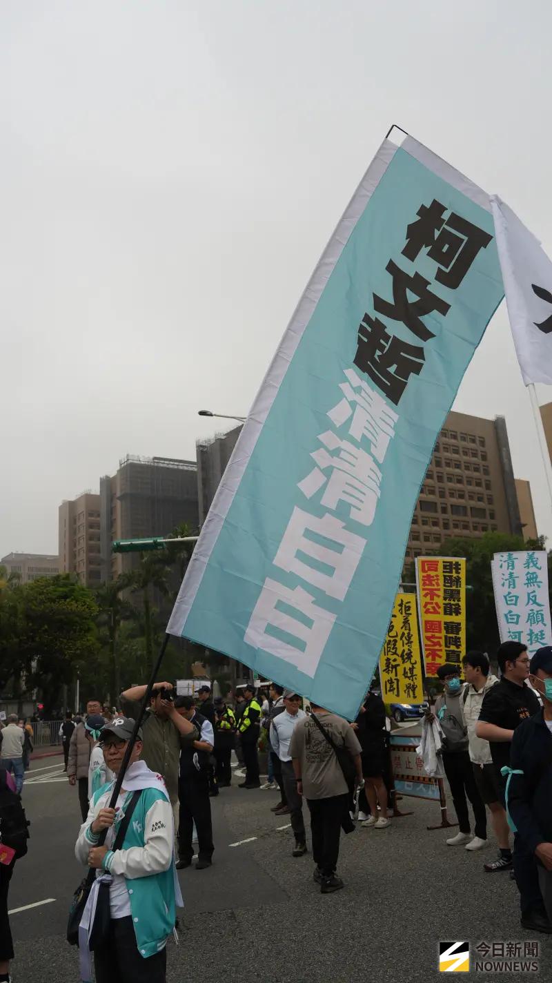    ▲柯文哲重判17年，民眾黨舉行「 戰！329上凱道討公道」活動，支持者舉旗幟抗議司法不公。（圖／記者呂炯昌攝，2026.03.29）  