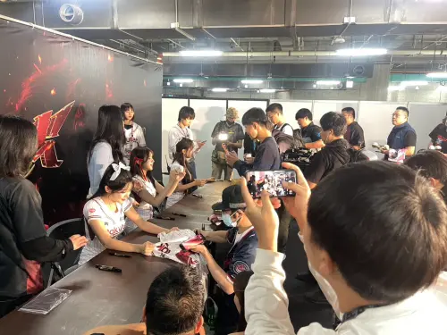 ▲樂天桃猿啦啦隊人氣韓援廉世彬、高佳彬與金佳垠今（29）日賽前舉行簽名見面會。（圖／記者林子翔攝，2026.3.29）