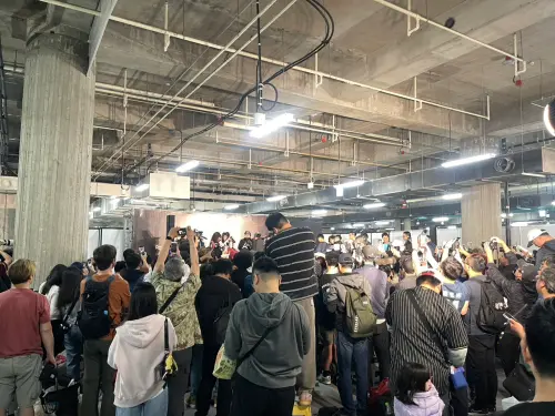 ▲樂天桃猿啦啦隊賽前在大巨蛋B2舉行簽名見面會，熱情球迷擠爆會場。（圖／記者林子翔攝，2026.3.29）