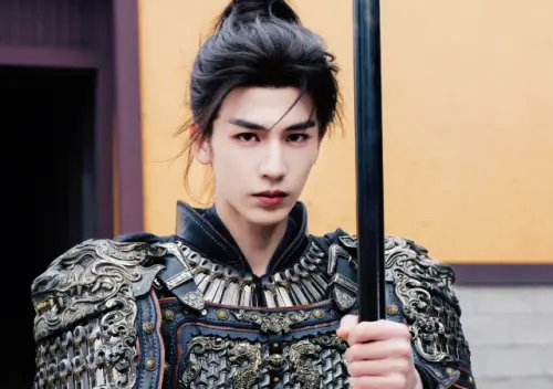 ▲張凌赫近日因為在《逐玉》妝太濃、臉被畫太白，而遭酸是粉底液將軍，但這齣戲讓他事業再創新高峰。（圖／微博@張凌赫z）