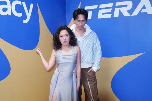 ▲李竺芯（左）在今日的第二場演唱會中，迎來實力派男聲柏霖（右）同台合唱。（圖／果核音樂玫瑰森林農場提供）