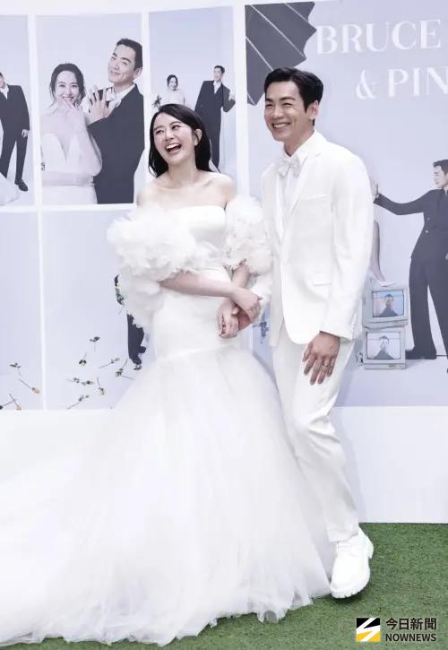 ▲吳品潔（左）身穿白色平口婚紗，澎澎袖設計宛如公主般，禾浩辰（右）則化身白馬王子，穿著全套白色西裝。（圖／記者吳翊緁攝影）