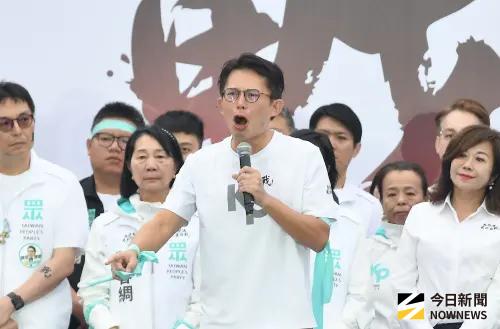 影／做得不夠愧對柯文哲！黃國昌小草前痛哭：沒遭遇這麼大的煎熬