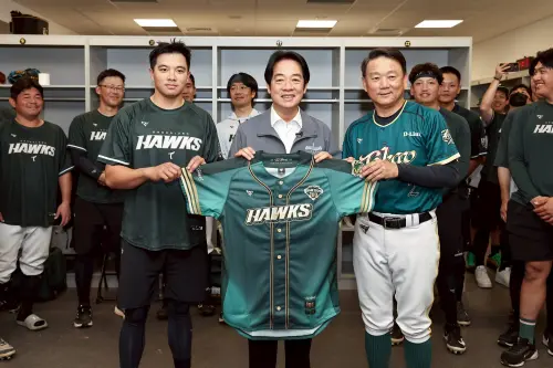 ▲賴清德親自來到亞太主球場，賽前也到台鋼雄鷹休息室與教練團、選手見面，並與總教練洪一中留下合影。（圖／台鋼雄鷹提供）