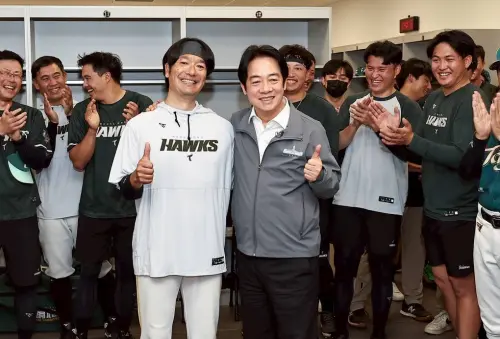 賴清德親臨亞太球場！前進台鋼雄鷹休息室　還首度同框「假分身」