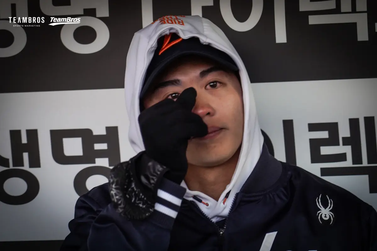 ▲王彥程在場邊與遠道而來的家人見面時，因難掩內心激動而流下感人的淚水，這一幕也被現場媒體與球迷捕捉，引發熱烈討論。（圖／悍創運動經紀）