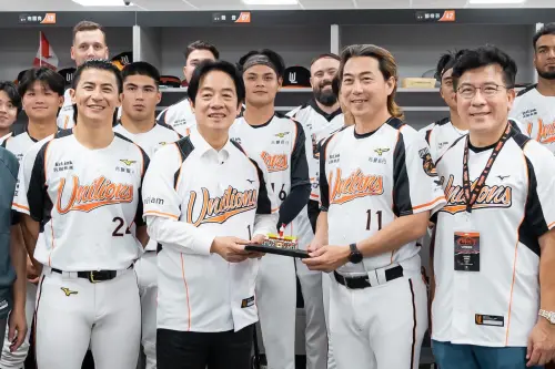 賴清德放話「士可殺不可辱」！送餅總模型　親領爆滿獅迷高呼AAOA