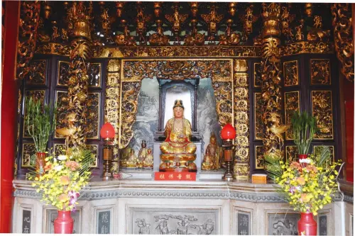 ▲祭拜觀音菩薩時，記得不要穿得太奇怪，也不要穿著太暴露服裝，保持嚴肅端莊的形象為佳。（圖／台中樂成宮官網）