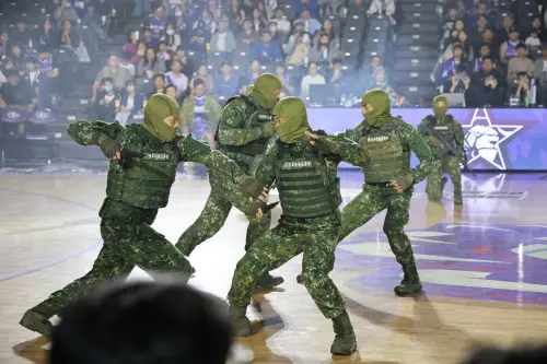 ▲陸軍司令部首度與TPBL職籃聯盟新竹御嵿攻城獅合作，在主場賽事前進行戰技展示。（圖／陸軍司令部提供）