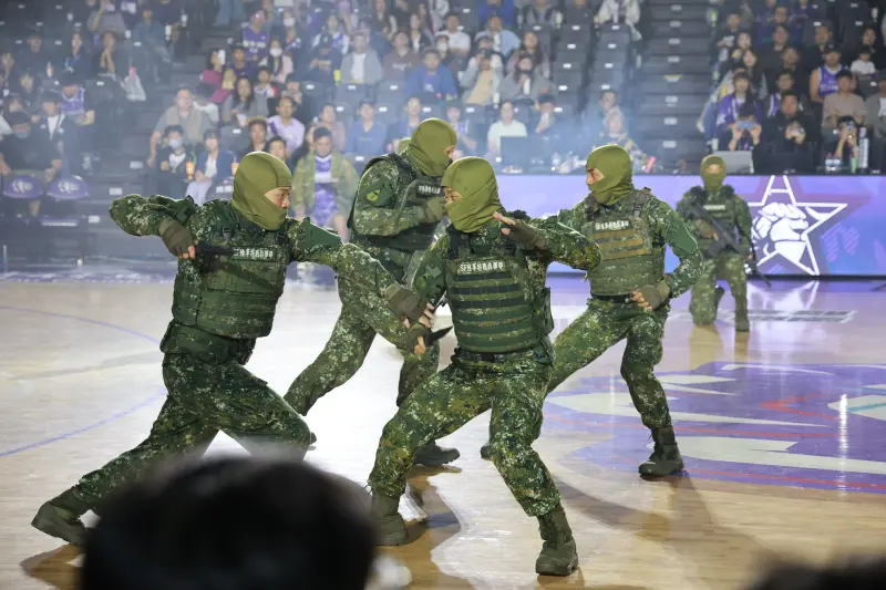 ▲陸軍司令部首度與TPBL職籃聯盟新竹御嵿攻城獅合作,在主場賽事前進行戰技展示。(圖/陸軍司令部提供)