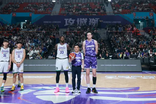 ▲陸軍司令部首度與TPBL職籃聯盟新竹御嵿攻城獅合作，主場賽事由陸軍司令呂坤修（中）開球。（圖／陸軍司令部提供）