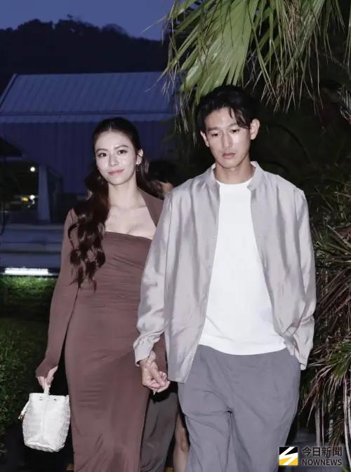 ▲宋芸樺（左）與男友交往至今，未在鏡頭前公開亮相，如今大方帶著對方出席婚禮，也讓人好奇是否好事近了？（圖／記者吳翊緁攝影）