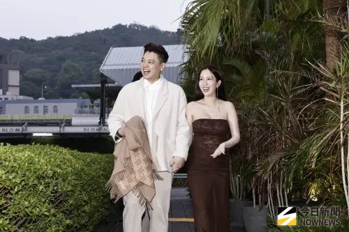 ▲愛雅（右）產後迅速恢復苗條身材，今與老公一起出席婚禮。