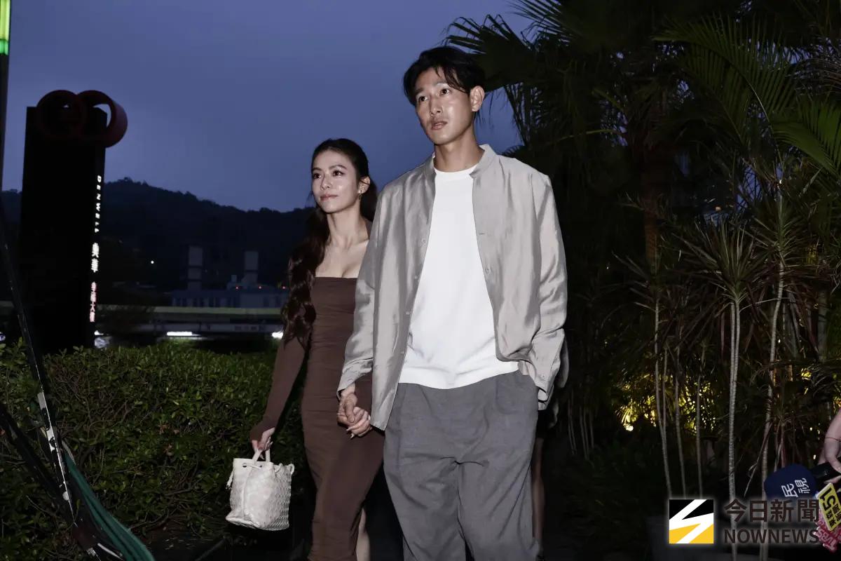 ▲ 宋芸樺（左）與圈外男友穩定交往，今日小倆口一起出席禾浩辰婚禮，十指緊扣引來媒體關注。（圖／記者吳翊緁攝影）