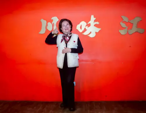 ▲86歲陳淑芳會和家裡的人一起打麻將，鍛練腦力，避免失智。（圖／禾力文創提供）