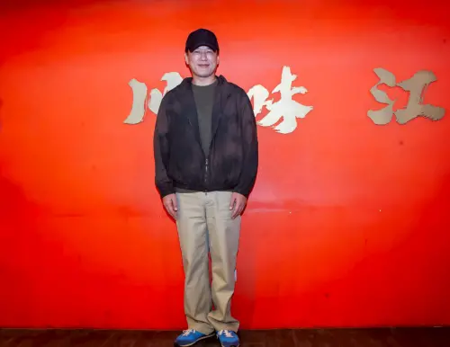 ▲王耀慶認為長照是每個人都可能面臨的課題，他家中也是74歲的爸爸在照顧97歲的奶奶。（圖／禾力文創提供）