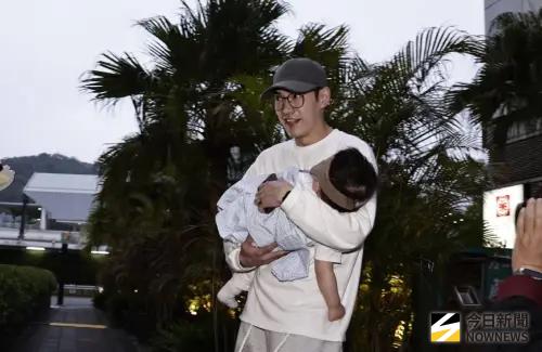 歐陽妮妮懷第二胎？一家三口現身禾浩辰婚禮　老公張書豪回應了