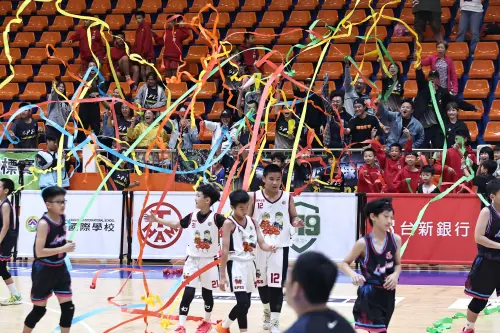 ▲台中市新平國小在六年級乙級分組冠軍賽中，靠著團隊戰力以39比28擊退對手，全力衝刺全國總冠軍寶座。（圖／EBC國小籃賽提供）