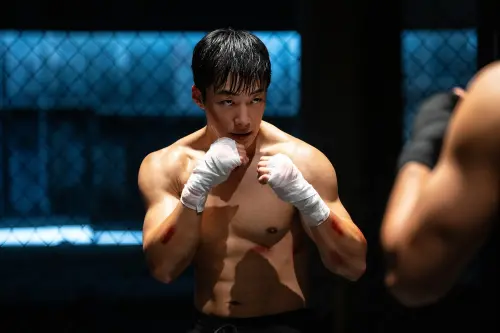 ▲《獵犬2》講述主角將面臨由金錢與暴力掌控的全球化地下拳擊聯盟，激烈的殊死搏鬥中，兩人再度面臨摯愛親友被威脅的危機。（圖／Netflix提供）