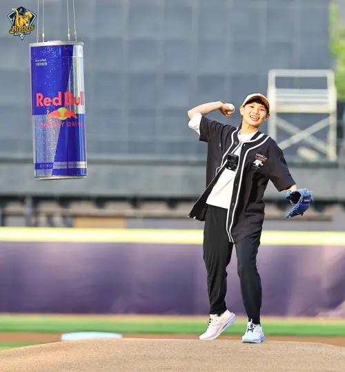 ▲戴資穎今天為兄弟開球，她有運動底子，今天在投手丘上正常的投球距離開球，球直直地丟向捕手，雖然在本壘板前一步提前「挖地瓜」，但以業餘來說已經相當不錯。（圖／中信兄弟提供）