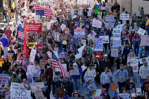 ▲美國多地28日舉行「無王日」（No Kings）遊行，圖為田納西州遊行現場。（圖／美聯社／達志影像）