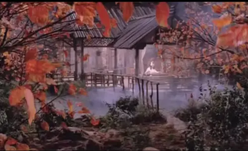 ▲《流星蝴蝶劍》的紅葉林與水畔小屋，都是在攝影棚裡搭出來，完全不是外景。（圖／摘自IMDb）