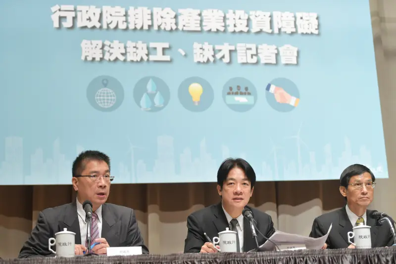    ▲2017年11月10日，時任行政院長賴清德提出六大對策，解決產業缺工、缺才問題。（圖／總統府提供）  