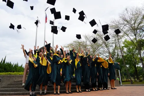 ▲根據《天下學習Cheers快樂工作人》公布的「2026年企業最愛大學生」調查中，國立高雄餐旅大學在技職大學排名中榮獲全國第9名佳績。（圖／國立高雄餐旅大學臉書）