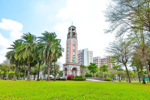 ▲國立高雄餐旅大學創立於1995年，最初僅有200名新生，後來經過數次改組與改名，以優秀成績通過評價，取得申請改大的資格之後，於2010年8月1日起正式更名為「國立高雄餐旅大學」。（圖／國立高雄餐旅大學臉書）