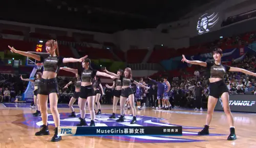 ▲口水（右）的短髮讓她在表演時看起來格外顯眼。（圖／TPBL YouTube）