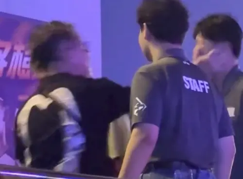 ▲蔣男一巴掌超大力直接打在工讀生臉上，全程都被錄下，不少球迷支持告到底。（圖/Threads）