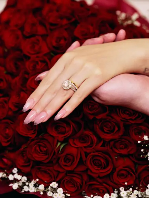 ▲橋本甜歌（左）在IG曬出超大鑽戒。（圖／翻攝自橋本甜歌IG@super_muchiko）