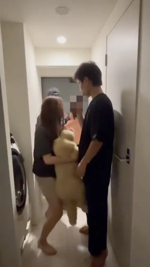 ▲從外流的影片中，可以看到右方男子在室內抽電子煙，後方女子則是拿著酒回房間，而左方女子一直處於亢奮狀態，疑似已經喝醉。（圖／翻攝X）