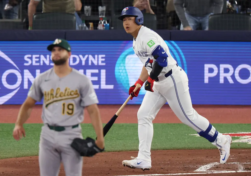 ▲多倫多藍鳥今（30）日主場迎戰運動家，藍鳥日籍重砲岡本和真，此役於4局下半敲出旅美生涯首轟，最終幫助藍鳥以5：2擊敗運動家拿下3連勝。（圖／美聯社／達志影像）