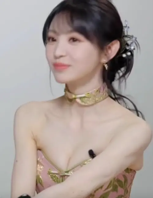 ▲田曦薇已經很瘦，卻還穿著無比貼身的洋裝，導致她連呼吸都有點困難。（圖／翻攝自微博）