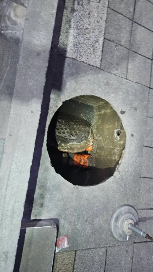 ▲ 45歲游姓女子及17歲兒子當場踩空，直墜坑洞內受傷。（圖／警方提供）