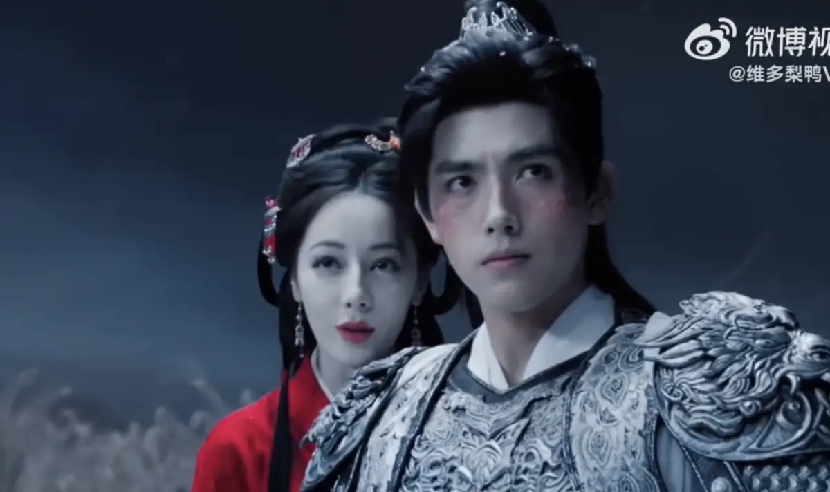 ▲陳飛宇（右）搭迪麗熱巴被說是姨姪戀，預告主打零死角的帥，部分觀眾不買單，直呼吹牛吹過了。（圖／翻攝自微博@維多梨鴨）