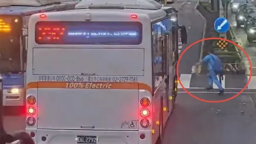 不要命？北市學童趕公車「紅燈連闖4車道」險被撞　驚悚畫面曝光