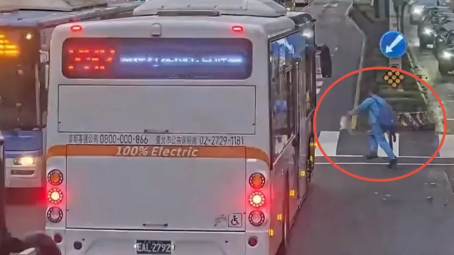 ▲ 台北市大安區27日一名男學生疑似為了趕公車，竟於紅燈連闖4車道。（圖／警方提供）