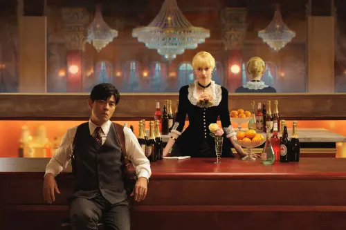 ▲周杰倫〈太陽之子〉MV裡亮點多，連好萊塢名導溫子仁都讚嘆。圖為周杰倫在MV裡走進馬奈名畫《女神遊樂廳的吧檯》，背後的神祕鏡像，其實另有玄機。（圖／杰威爾音樂提供）