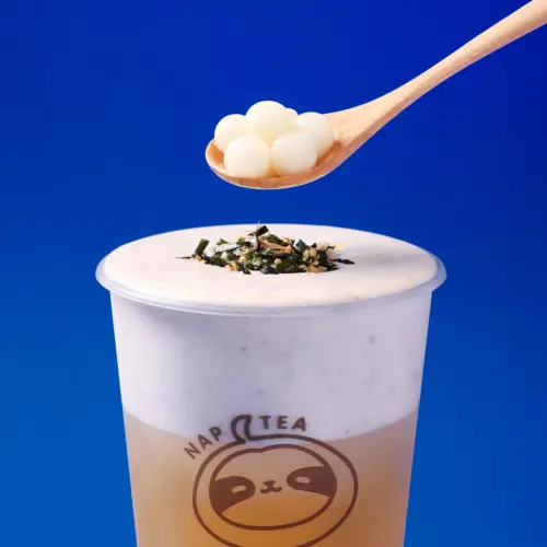 ▲再睡5分鐘今年愚人節又開喝鹹甜組合，「茶泡飯奶蓋」中杯75元。（圖／再睡5分鐘提供）